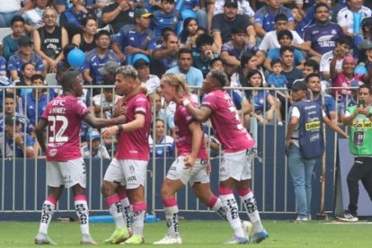 El delantero Claudio Spinelli (c) es otra de las figuras del campeonato nacional