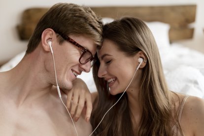 Oír música en la intimidad es aconsejable para salir de la monotonía.