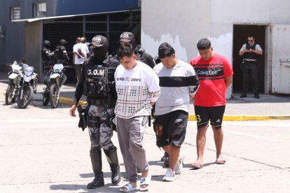 Tres hombres, una mujer y menor fueron aprehendidos. La mujer fue aislada por mantenerse en estado de gestación.