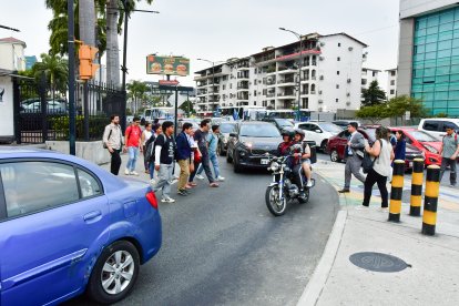 El caos vehicular y peatonal en la intersección de las avenidas Francisco de Orellana y Plaza Dañín es constante.