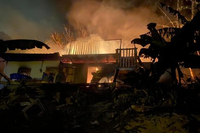 El incendio destruyó por completo una vivienda y provocó las explosiones de cilindros de gas. Bomberos atendieron la emergencia.