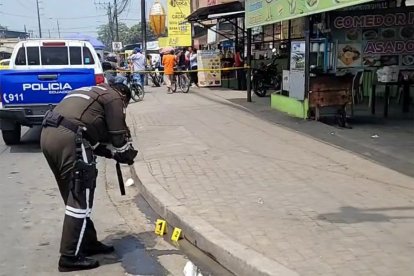 Policías levantan evidencias luego del crimen.