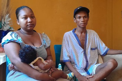 Damiana carga a su pequeña hija, mientras Orlando relata el viacrucis que han vivido.