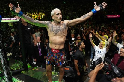 Charles Oliveira regresa a Brasil para pelear con Mateusz Gamrot en UFC.