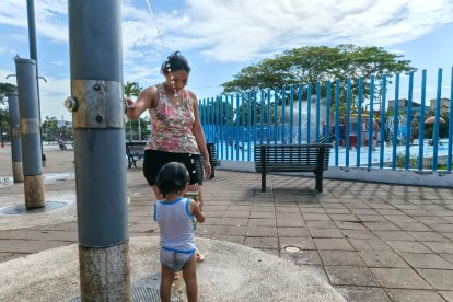 Jazmín Velásquez mientras difruta con su hijo menor en Puerto Lisa.