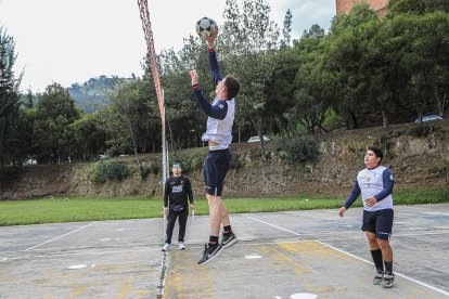La Universidad Central del Ecuador, vigente campeón, mantendrá a su colocador, el ´Ruso´.