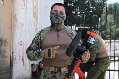 Militar sostiene una VKS, la cual fue presentada como no letal.