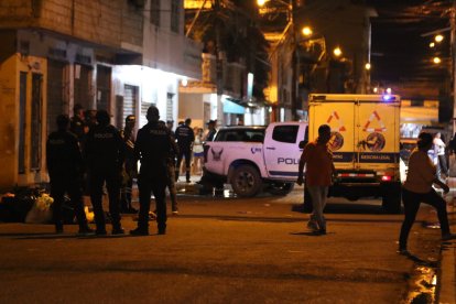 Agentes policiales acudieron al sitio para recabar indicios y retirar el cuerpo.