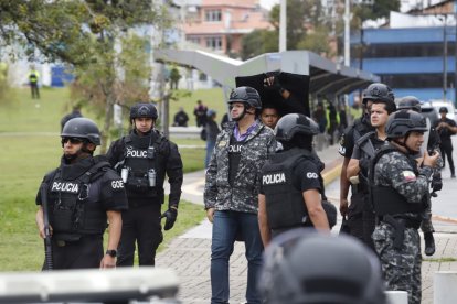 El ministro recorrió la zona que había sido escena de caos pocos minutos antes.