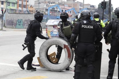 El paro nacional en Ecuador mantiene bloqueadas varias vías.
