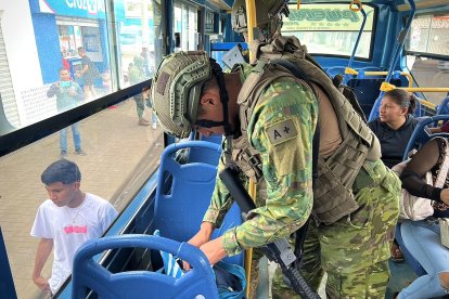 Reanudan el transporte urbano en La Libertad con resguardo policial y militar