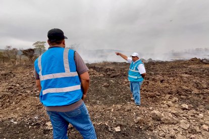 Incendio en Casas Viejas, vía a la costa: funcionarios de Prefectura y Municipio atendían la emergencia.