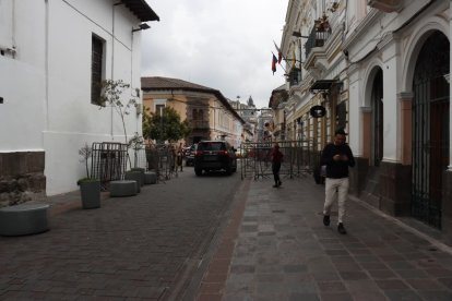 Así luce una de las calles que lleva al Palacio de Carondelet, en el Centro Histórico de Quito, en este día de paro nacional.