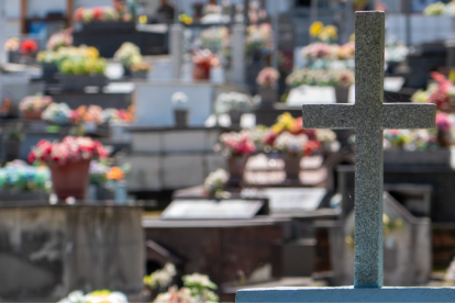 Uno de los feriados de noviembre responde al Día de los Difuntos: familias enteras visitan cementerios.