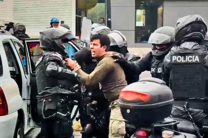 El joven forcejea con los policías para no ser detenido arbitrariamente.