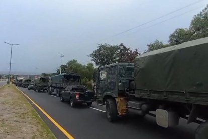 Más de 100 vehículos del Gobierno recorren las vías despejadas para llegar a comunidades afectadas