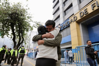 Camilo se abrazó con una amiga cuando salió de la Unidad de Flagrancia.