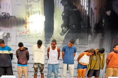 Los operativos se desarrollaron desde la madrugada. La Policía presentó a los detenidos.