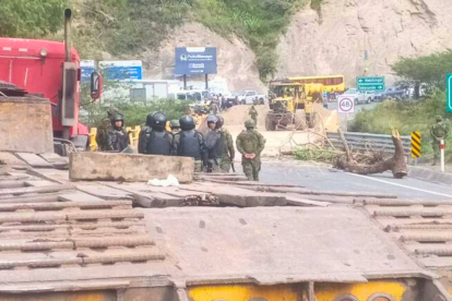 En vías de la Sierra, el Ejército protege entregas humanitarias de víveres, debido al paro nacional.