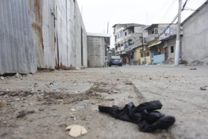 Los jóvenes fueron baleados por hombres que se movilizaban en moto.