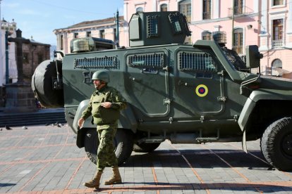 En Quito, se puede observar gran cantidad de personal militar por las calles.