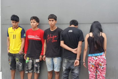 Cinco presuntos sicarios fueron detenidos en Manta, entre ellos dos menores de edad.
