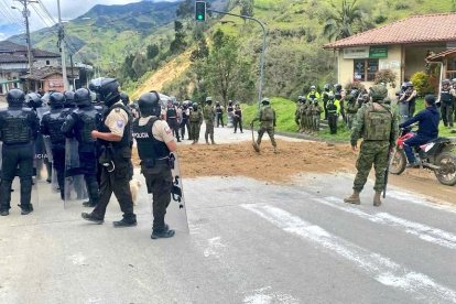Los bloqueos persisten en la vía Loja-Cuenca, por el paro nacional.