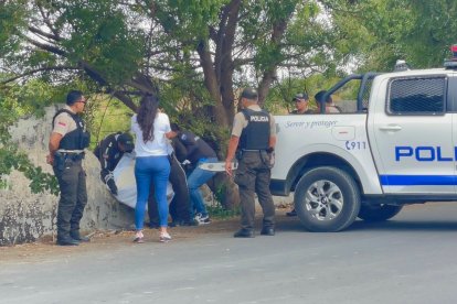 El personal de la policía en la investigación del caso ocurrido en Salinas