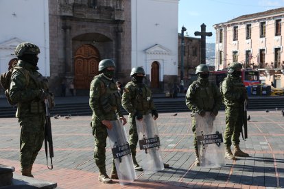 Miembros del Ejército formados en la Plaza de Santo Domingo.