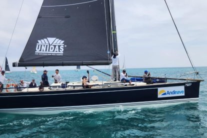 Los tripulantes de uno de los veleros oceánicos en competencia de la Copa Galápagos 2025.