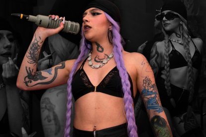 La joven busca espacios en la capital para exponer su arte controversial.