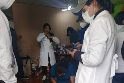 Algunos heridos son atendidos en esteras.