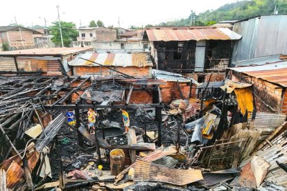 Un voraz incendio consumió seis viviendas y dejó a treinta personas en la calle