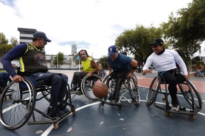 Los integrantes del Club Ciudad de Quito entrenan en La Carolina y se preparan para el campeonato nacional de baloncesto adaptado.
