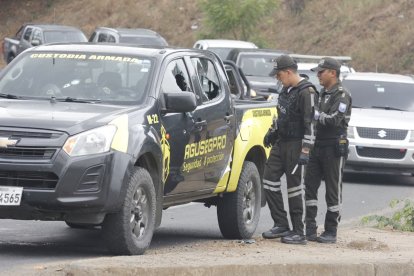 Agentes policiales investigan las identidades de los asaltantes.