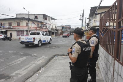 Horas luego del suceso, agentes policiales acudieron al sitio para cumplir con un resguardo.