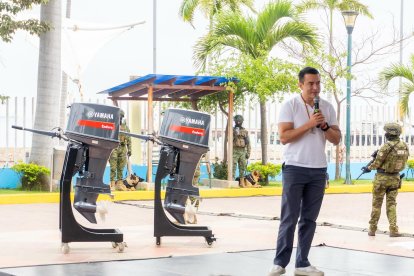 El presidente de la República, Daniel Noboa, en la entrega de los motores para los pescadores