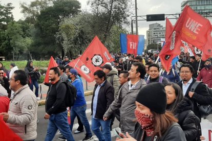 Los manifestantes avanzaron desde el edificio del Instituto Ecuatoriano de Seguridad Social hacia la avenida Patria, en Quito.