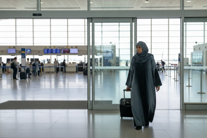 La mujer misteriosa fue creada con inteligencia artificial, según especialista.