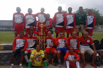 Jugadores de mayor edad se divierten y compiten en el torneo de veteranos.