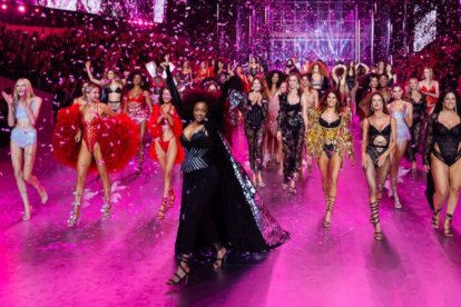 Glamour, estilo y diversidad se anticipan en la alfombra rosa del Victoria’s Secret Fashion Show.