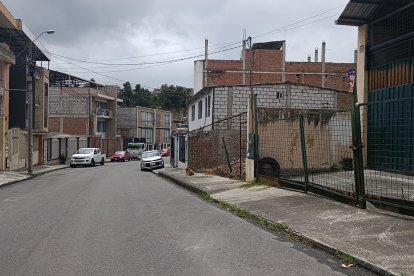 La Policía acordonó la vivienda donde ocurrió el crimen, mientras personal de Criminalística recogía evidencias.