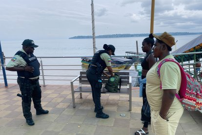 Personal policial realiza operativos en el muelle del cantón Eloy Alfaro, como parte del plan de reforzar la seguridad en la zona y ante la suspensión de las fiestas.