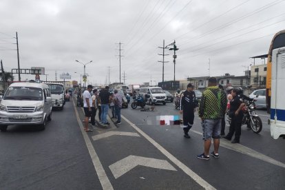 En percance se produjo en la vía Perimetral. El cuerpo quedó sobre la calzada.