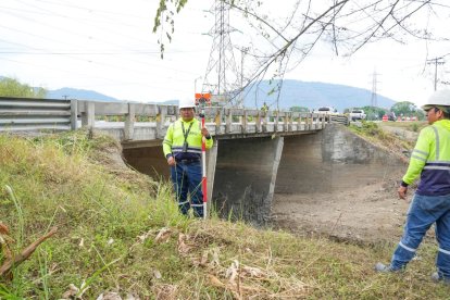 Técnicos realizaron una evaluación de los daños en el puente.