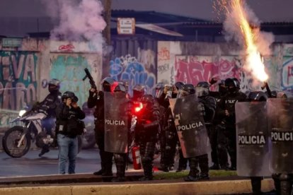 Los policías acorralaron a los estudiantes para lanzar gas lacrimógeno.