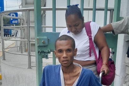 Orlando y su esposa durante su ingreso a Solca el pasado miércoles 15.