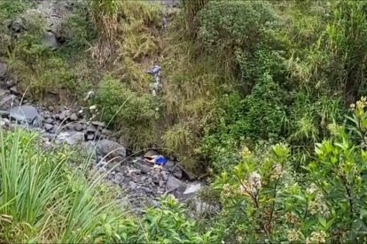 Dentro de esta quebrada de difícil acceso fueron encontradas las tres personas sin vida en la parroquia de Cotaló en el cantón Pelileo.