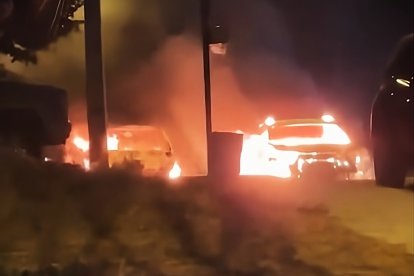 Los vehículos afectados quedaron cubiertos por las llamas.