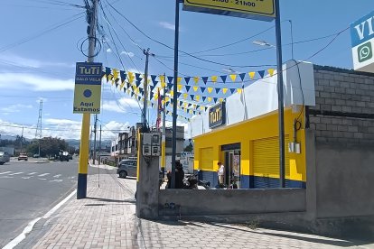 Familiares de los afectados acudieron hasta el local para verificar cómo se encontraban después de ocurrido el asalto en el sur de Ambato.